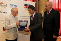 Jan Železný za MOV předává pamětníkovi Cenu za boj proti dopingu, 2009