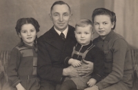 Editha (vpravo) se svým otcem Jindřichem Wurstem a jeho dětmi z druhého manželství, Jindřichem a Hertou, foto z jeho poslední návštěvy doma z války, 1944