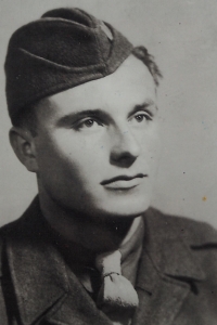 V době vojenské služby, cca 1949