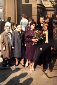 Zleva maminka manžela, maminka pamětnice, pamětnice, manžel a syn, 1984