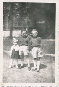 Účastníkem XI. všesokolského sletu. Z pravé strany: Jaromír Pomahač, ??, sestra Helena, Praha, 1948