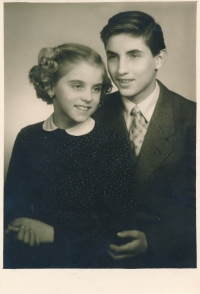 Jaromír Pomahač se sestrou Helenou, Praha, 1954