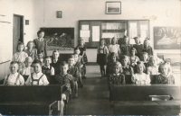 Se třídou ve škole v Hloubětíně, Jaromír Pomahač v první lavici třetí zleva, Praha