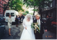 Jaromír Pomahač s dcerou Věrou na její svatbě, Praha, 2001