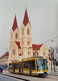 Dvě věci, co má pamětnice ráda. Víra a tramvaj Škoda 03T, na které pracovalo oddělení Škodovky, kde pracovala. Foto pochází z narozeninové akce, kdy spolupracovníci přistavili tramvaj před kostel v rámci překvapení