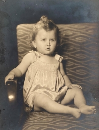 Anna Srbová v dětství