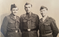 Jiří Leščinský (vlevo) s přáteli z vojny