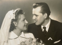 The wedding photo of the Leščinskýs, 1950