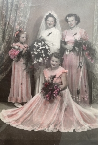 The witness surrounded by bridesmaids, 1950