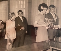 The wedding photograph of Hana Schmidtová and Vladimír Dušek in the year 1975 