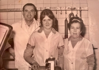 Rodiče pamětnice po stranách. Uprostřed prodavačka v jejich řeznictví