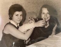 Trávení volného času s přáteli. Pamětnice vlevo