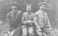 Jan Kozák (uprostřed) s přáteli, vpravo Josef Kalfus, 1928