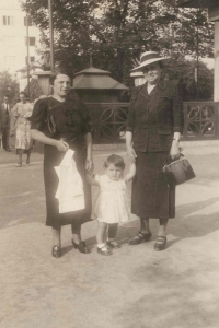 S babičkami Růženou Spieglovou (vlevo) a Olgou Korbelovou