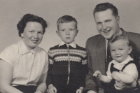 Manželé Editha a Vincenc Krejčí se syny Václavem a Petrem, 1959