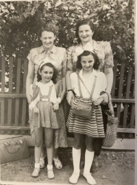 Malá Viera s matkou a priateľkou s dcérou, s ktorými prežili Ravensbrück