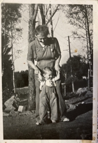Malá Viera s mamou vo Švédsku po vojne