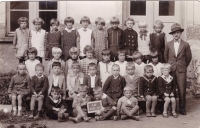 Otec jako učitel vpravo 1932-1933