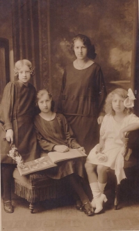 Matka Jiřina vlevo a její sestry, 1920