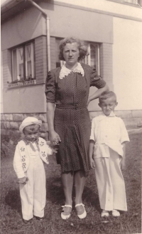 S matkou a bratrem, Jaroslav vpravo, 1940