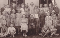 Otec uprostřed vpravo mezi svými žáky, první učitelské místo v Jablonci nad Jizerou, 1954