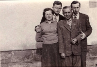 Dejmek Jaroslav vpravo s rodiči a bratrem, asi 1952