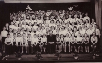 Mezi žáky uprostřed, asi 1955