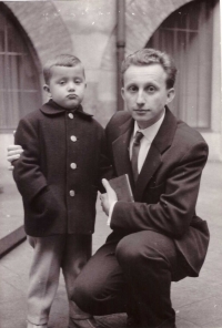 Jaroslav Dejmek se synem během promocí, Praha 1964