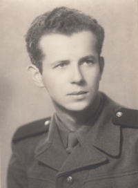 Jaromír Stojan u vojenského útvaru PTP