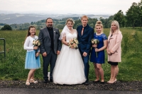 Zleva: vnučka Karolína, Petr Patočka – manžel dcery Svatky, novomanželé Klára a Vašek, vnučka Anna, dcera Svatka