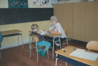 Věra Cinková u zápisu do první třídy, 1997