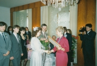 Věra Cinková oddává novomanžele na Obecním úřadě v Červené Vodě, 1991
