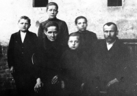 Babička Drahomíry Černotové z Ostravy (uprostřed snímku), nad ní její teta Anna, které ji mimo jiné přivedly k adventistům  / 30. léta 