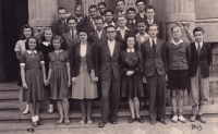 Při studiu gymnázia v Boskovicích během války, rok 1943, Anna druhá zleva dole