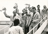 Triumfální návrat zlatého týmu z mistrovství světa v Katovicích 1976. Jiří Holeček zcela vlevo, další dva poháry drží (zleva) Jiří Holík a František Pospíšil