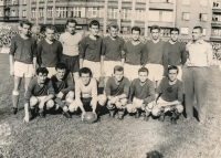 Jiří Holeček (třetí zprava nahoře) jako fotbalista v dresu prvoligového dorostu Bohemians Praha zhruba v roce 1962