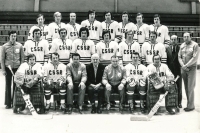 Tým Československa, který v roce 1976 vybojoval na zimní olympiádě v Innsbrucku stříbrné medaile. Jiří Holeček sedí první zprava