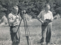 Tatínek Alenky Huslarové při práci