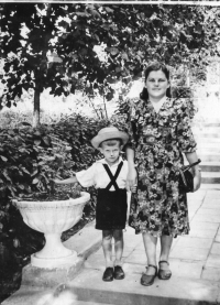 Юрій Зірченко і тітка Міля Терлецька в міському парку, Трускавець, 1950-ті рр.