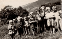 Se školkou na procházce, v popředí, Rokytnice, 1961