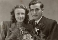 Svatební fotografie rodičů Jiřiny a Václava Hladíkových, 1945