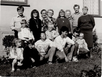 Na pouti v Rokytnici. Svatava Hejralová třetí zprava s maminkou a rodiči svého muže vzadu, její sestry s dětmi