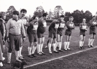 Karel Kodejška (třetí zprava) v dresu týmu osobností Amfora, zleva komentátor a moderátor Jiří Vopršal, Jan Rosák, Přemysl Bičovský, napravo vedle Karla Kodejšky televizní komentátor Miroslav Slepička a kapelník Karel Vágner