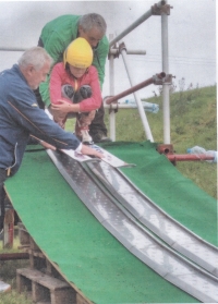 Karel Kodejška (vlevo) jako trenér nejmenších skokanů v lomnickém lyžařském areálu
