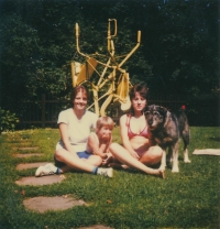 Sylvie Krobová (vlevo) se sestrou Kateřinou a neteří Olgy Havlové Míšou, 80. léta 