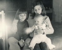 Sylvie Krobová (vlevo) se sourozenci Luckou a Pavlíkem, 1975