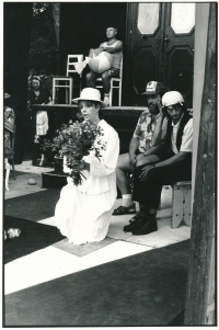 Sylvie Krobová (v popředí) - předpremiéra představení Horský hotel, srpen 1991