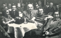 Josef Skupa a Jiřina Skupová uprostřed, ostatní jsou diváci, cca 1953