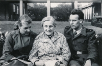 Zleva: Božena Lesáková – manželka, pamětníkova prateta, Aurel Lesák ve vojenském, cca 1958