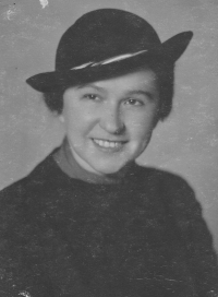 Maminka Emilie Kozáková (roz. Vavřinová), konec 30. let